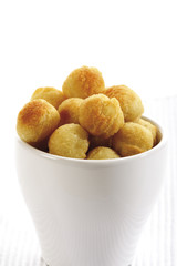 Kartoffelbällchen in Schale auf Serviette , close-up