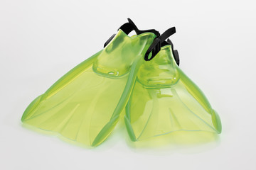 Taucherflossen auf weißem Hintergrund