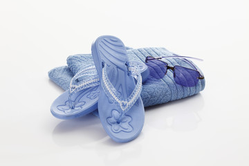 Flip -Flops und Sonnenbrille auf Handtuch