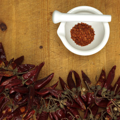 Chili -Pulver in Mörtel mit Chilischoten,close-up