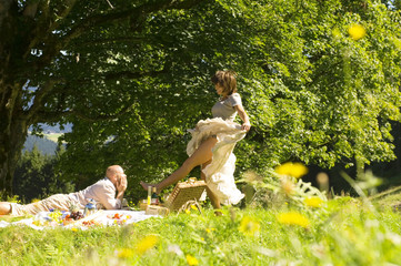 Man sucht auf Frau tanzen am Picknick