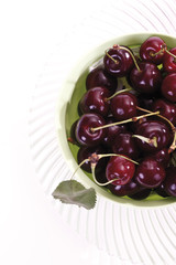 Sauerkirschen in Plastikschüssel,erhöhte Ansicht