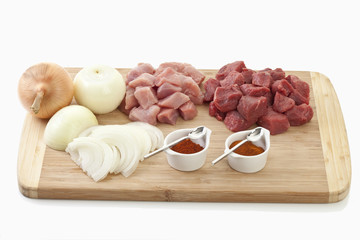Zutaten für Gulasch auf Schneidebrett