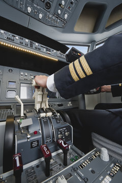 Deutschland,Bayern,München,Hände von pilot Flugzeug von Flugzeug-Cockpit