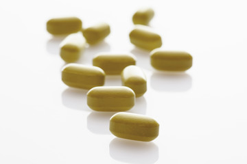 Tabletten auf weißem Hintergrund