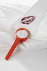 Hemdkragen mit Lippenstift-Marke und Waschmittel