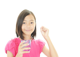 水を飲む笑顔の女の子