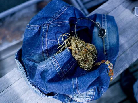 Jeans -Jacke und Halskette , close-up