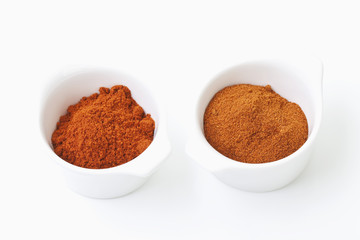 Paprika - Gewürz in der Schüssel auf weißem Hintergrund