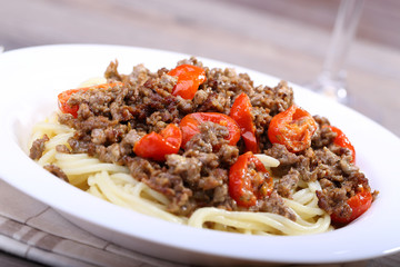Spaghetti wih chopped meat and tomato