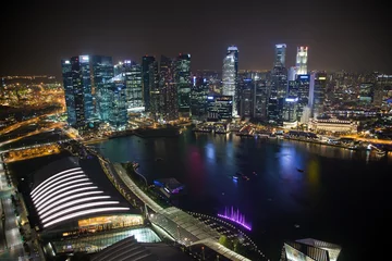 Selbstklebende Fototapeten Geschäftszentrum in Singapur bei Nacht © and.one