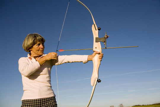 Ältere erwachsenen Frau mit Pfeil und Bogen,Seitenansicht