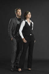 Mann und Frau entfernt,suchen lächelnd