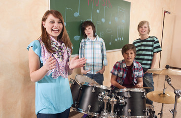 Deutschland,Emmering,Girl lächelnd mit Jungen im Hintergrund spielen Trommel,Portrait