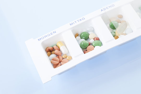 Pillen innerhalb Pillendose , erh&ouml;hte Ansicht