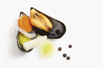 Mussel mit Mischgemüse auf weißem Hintergrund geöffnet,close up