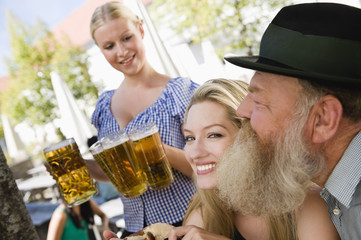 Deutschland,Bayern,Oberbayern,Menschen in Biergarten,Waitdress im Hintergrund,die Bier