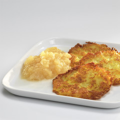 Kartoffelpuffer mit Apfelmus auf Platte