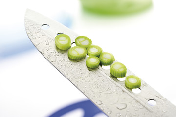 Geschnittene Frühlingszwiebeln auf Messer,close-up