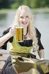  München, Englischer Garten, junge Frau mit Bierkrug , Lächeln, Portrait