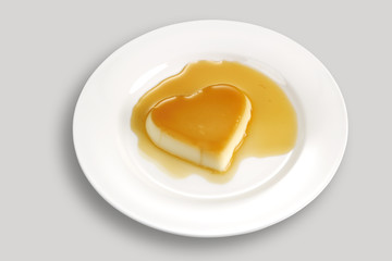 Herzförmige Panna Cotta Creme mit Caramellguss