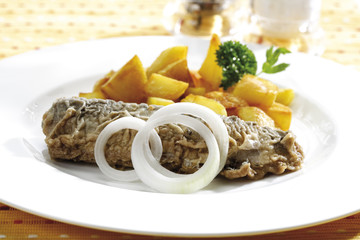 Gebratene Heringe mit Bratkartoffeln , close-up