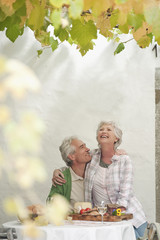 Italien,Südtirol,Älteres Paar mit Snacks im Gästehaus