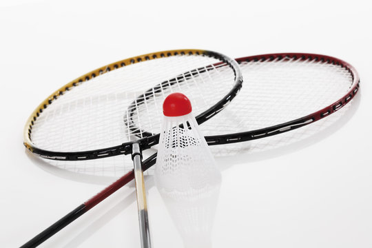 Badminton- Schl&auml;ger und Federball auf wei&szlig;em Hintergrund