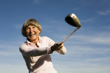 Ältere erwachsenen Frau mit Golfschläger