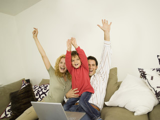 Junge Familie im Wohnzimmer,jubeln