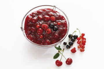 Rote Grütze in eine Schüssel geben,erhöhte Ansicht