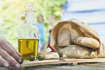 Italien,Toskana,Magliano,Close up von Brot,Olivenöl und Oliven auf Holztisch