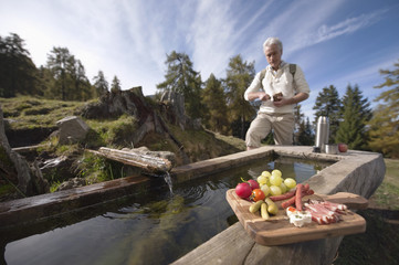 Italien,Südtirol,Ältere Menschen mit Snacks in Dolomiten