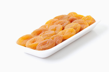 Getrocknete Aprikosen in Schale auf weißem Hintergrund