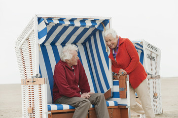 Deutschland,Nordsee,St.Peter-Ording,Ältere Paare auf Strandkorb ruht