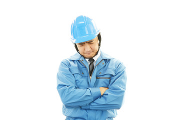 疲れた表情の作業員
