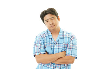 疲れた表情の男性