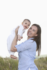 Obraz premium &nbsp;Mutter mit (2-5 Monate) Baby-Mädchen , lächelnd