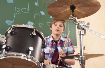 Deutschland,Emmering,Teenager (14-15) spielt Schlagzeug,Portrait