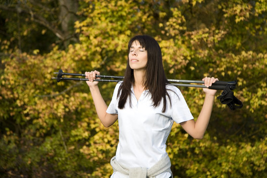 Brunette Frau macht Nordic Walking