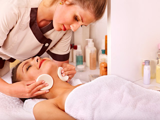 Obraz na płótnie Canvas Woman getting facial massage .