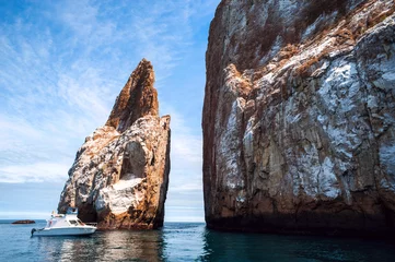 Wandaufkleber Cliff Kicker Rock, die Ikone der Taucher, Galapagos © Kseniya Ragozina