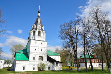 Fototapeta na wymiar Kościół wstawiennictwem i kwartałach opata w Aleksandrow