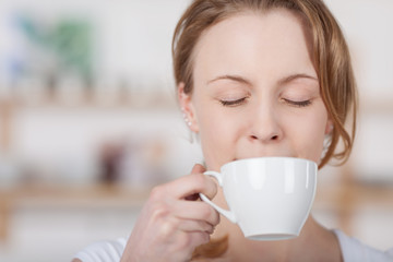 entspannte frau mit einer tasse kaffee