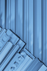 Aluminium-Profilleisten in blauem Licht