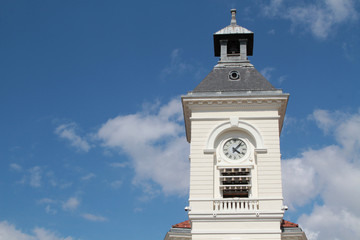 Clocher sur fond de ciel bleu