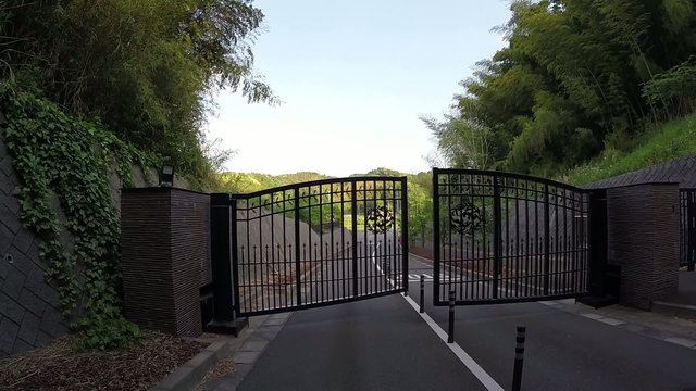 森の中の門