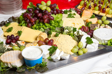 Obrazy na Plexi  Różne rodzaje sera na talerzu w restauracji?