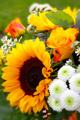 Bunte bouquet of flowers in the garden.