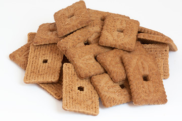 Spéculoos en tas sur fond blanc